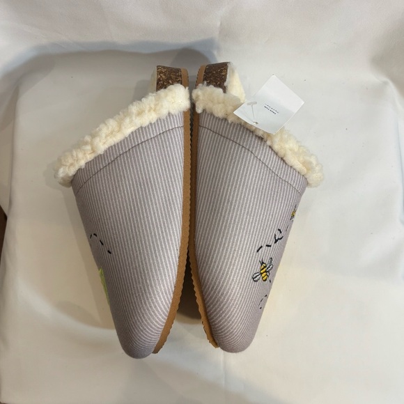 LAND’S END Sz 7B Slippers Clogs Faux Shearling Embroidered Flower and Bees NEW - Picture 7 of 14